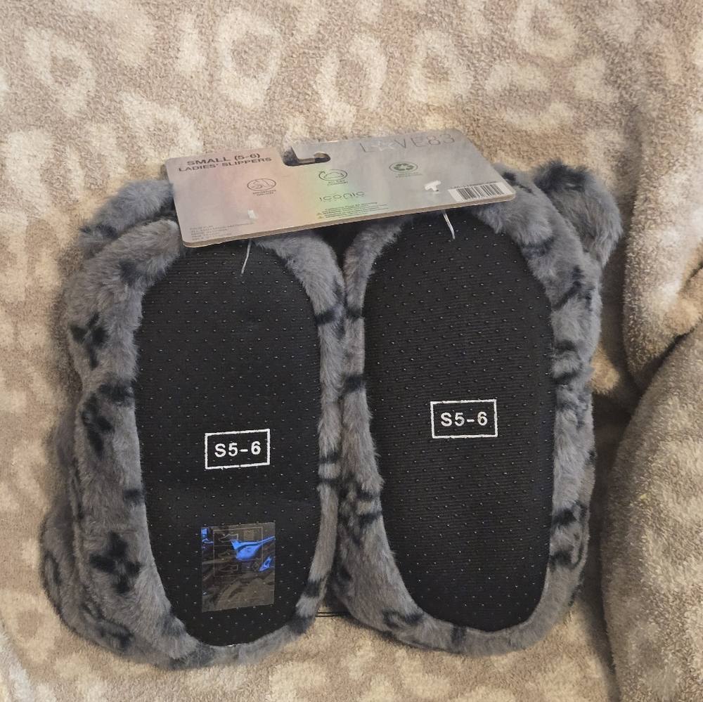 Bear Slippers - Picture 2 of 3